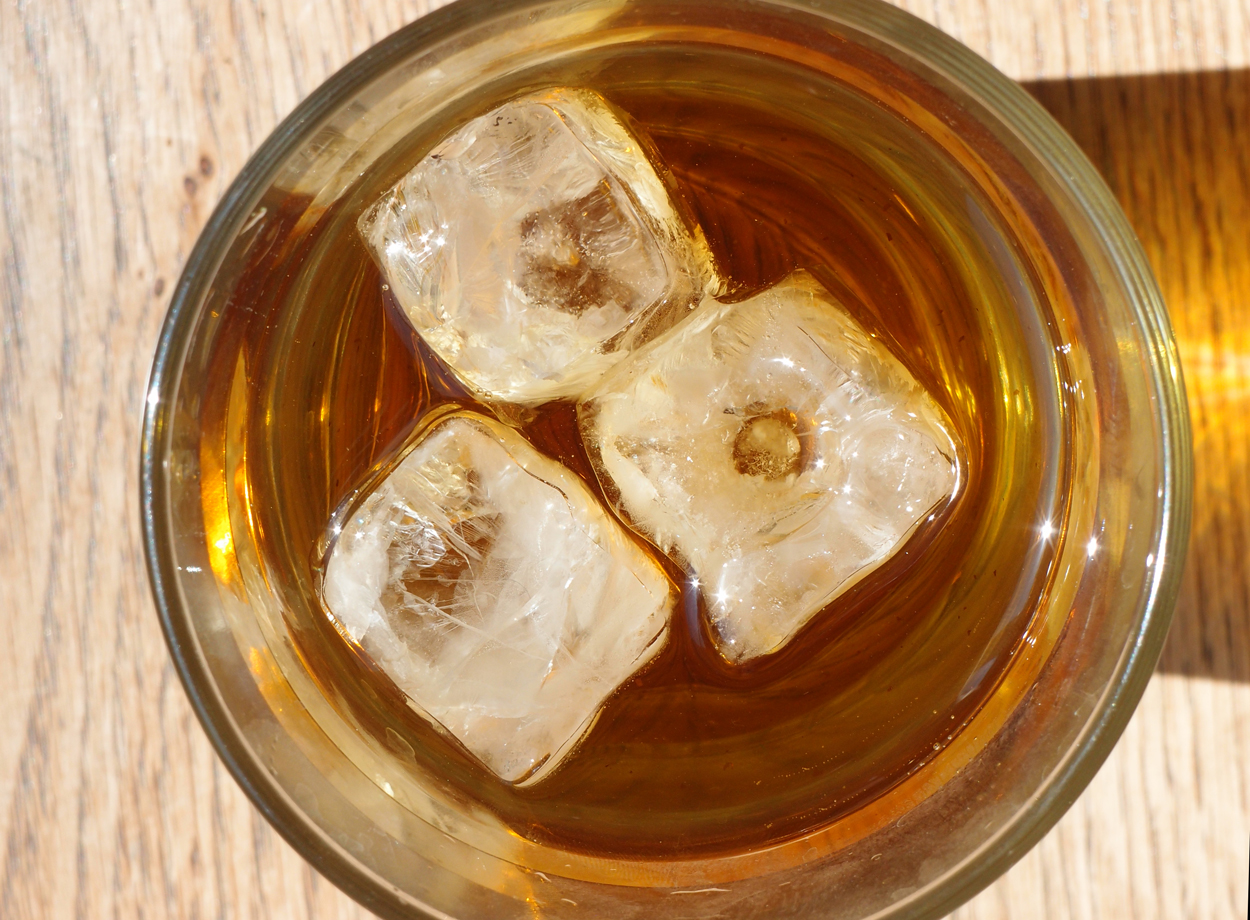 2019-06-19 Eiswuerfel im Teeglas